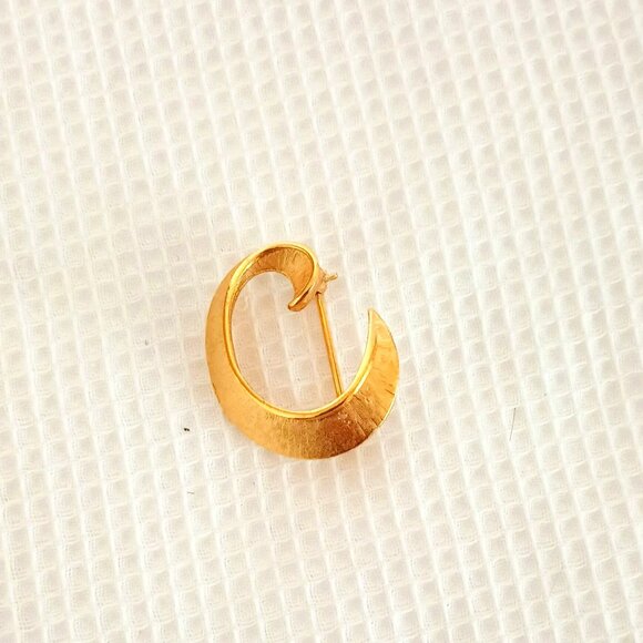 Vintage Trifari Initial C Brooch Brushed Gold Tone Pin - Picture 1 of 5